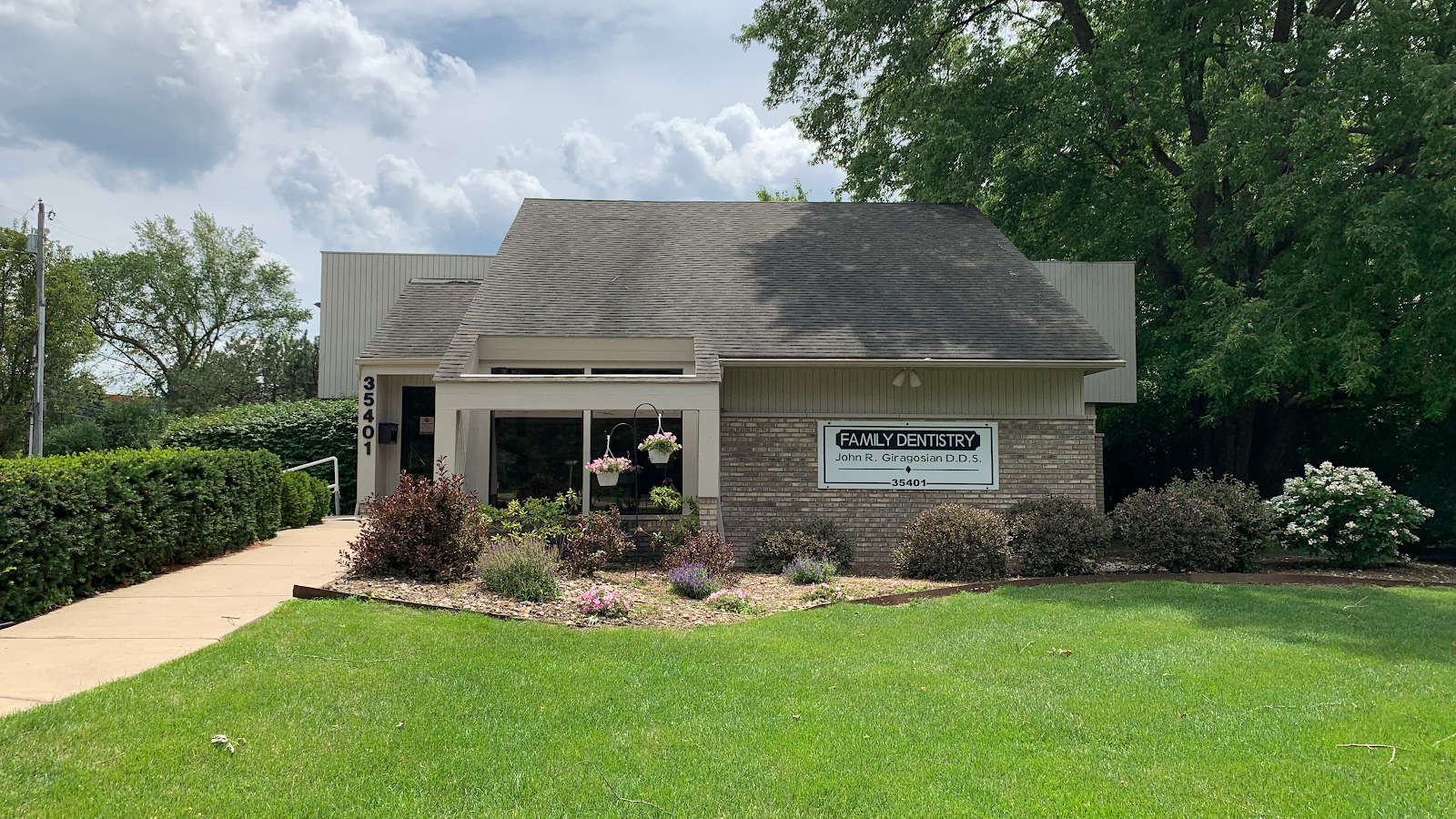 Giragosian John R DDS in Farmington Hills